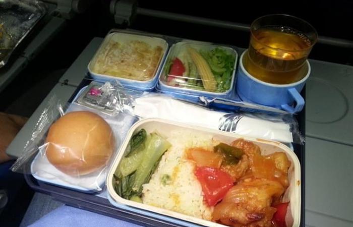 بالصور.. الفرق بين وجبات الدرجة الاقتصادية ورجال الأعمال على الطائرات