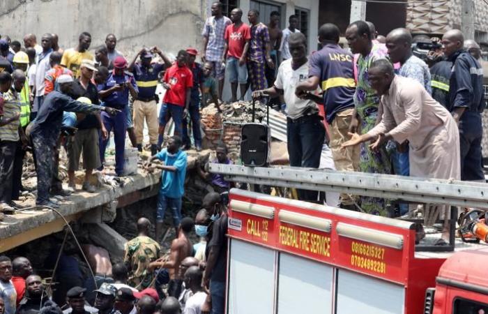 السلطات النيجيرية تواصل عمليات الإنقاذ لضحايا انهيار مبنى مدرسة تضم 100 طفل