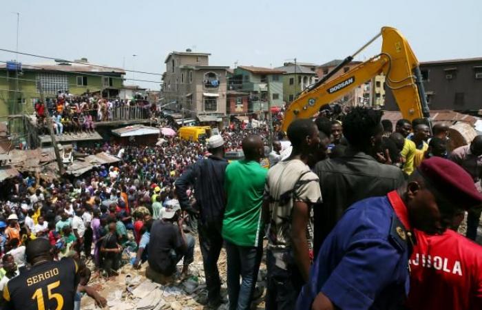 السلطات النيجيرية تواصل عمليات الإنقاذ لضحايا انهيار مبنى مدرسة تضم 100 طفل