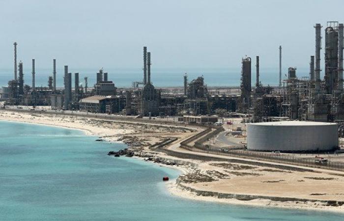 الطاقة السعودية تنفي الأنباء المتعلقة بسحب التداول بالدولار في مبيعات النفط