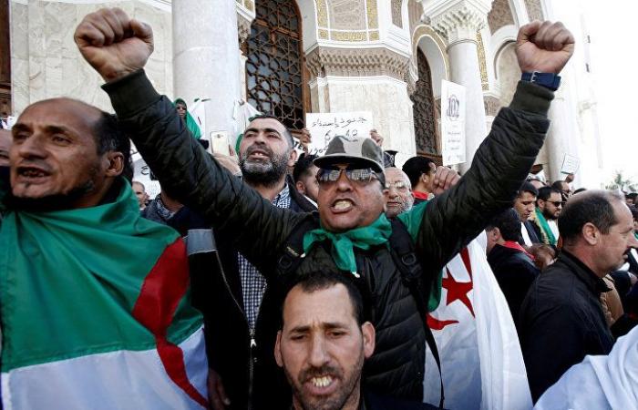 صحيفة حكومية تلمح إلى احتمال استبعاد "الباء الأولى" من المرحلة الانتقالية بالجزائر