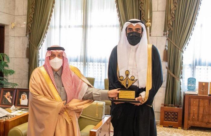 شاهد .. أمير الرياض يكرم الفائزين بجائزة "المجمعة" لخدمة المجتمع
