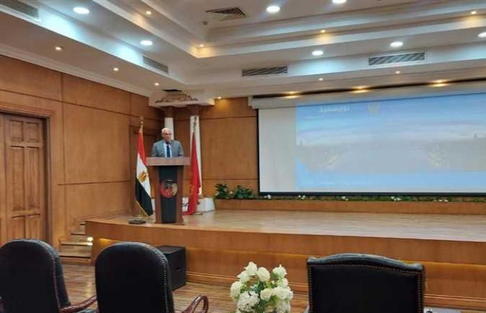 محافظ بورسعيد يتابع سير العمل بمركز الخدمات الاستيرادية