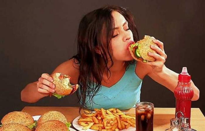 خبيرة تغذية تكشف عن خطورة تناول الطعام ليلا