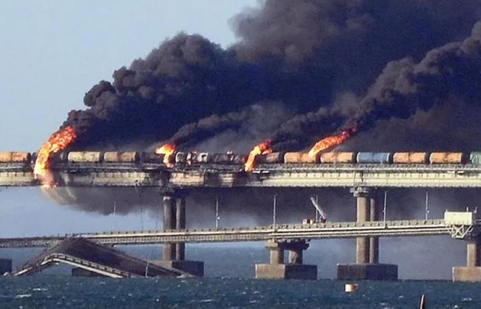 بوتين يشدد على حماية جسر القرم بعد تفجيره