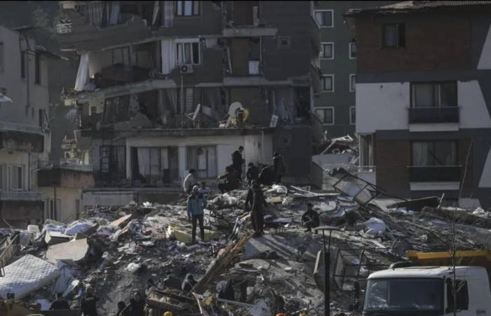 تضاؤل احتمالات العثور على ناجين من زلزال تركيا وسوريا المدمر