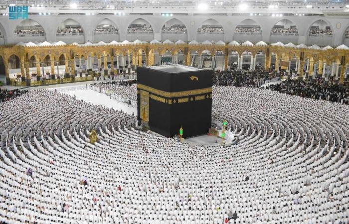 أكثر من مليون مصل ومعتمر بالمسجد الحرام