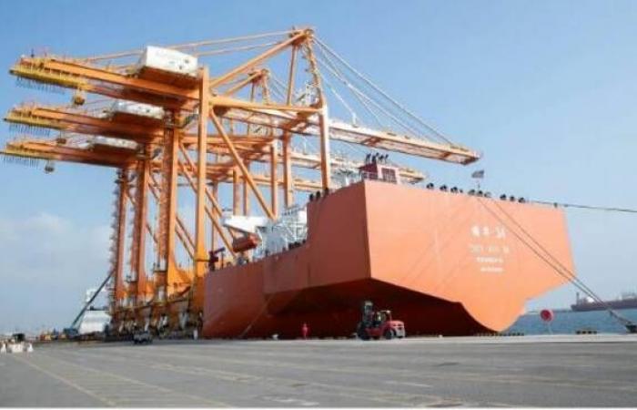 "ميناء جازان" للصناعات الأساسية والتحويلية يستقبل 6 رافعات جسرية متطورة