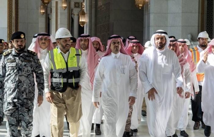 نائب أمير مكة يستهل مهام عمله بزيارة للحرم المكي