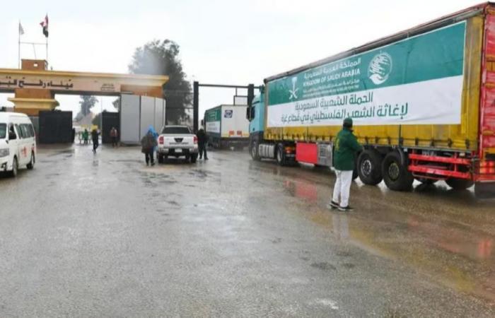 عبور 16 شاحنة إغاثية سعودية جديدة إلى قطاع غزة