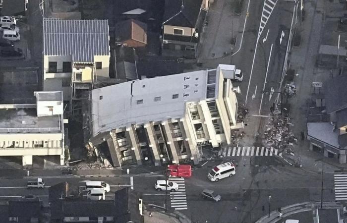 زلازل اليابان تدمر مباني الساحل الغربي