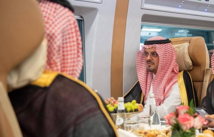 نائب أمير منطقة مكة المكرمة يتفقد قطار الحرمين السريع