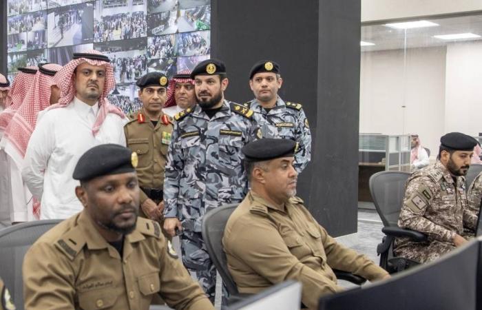 سعود بن مشعل يقف على الاستعدادات في الحرم المكي ويشارك رجال الأمن الإفطار