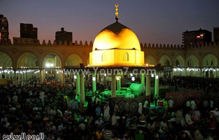 بالصور.. عشرات الآلاف من المصلين بمسجد عمرو بن العاص لإحياء ليلة القدر