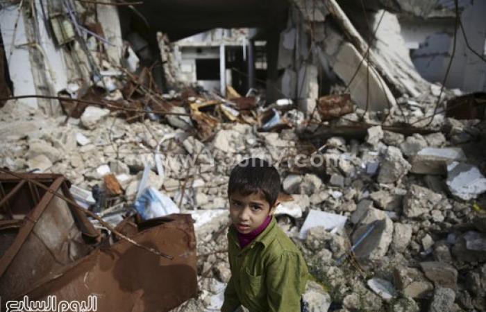 بالصور..الغارات الجوية تدمر مدينة دوما ونزوح 120 ألف شخص من حمص وحلب بسوريا