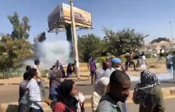 الشرطة السودانية تطلق قنابل الغاز قرب عزاء شاب قتل خلال الاحتجاجات