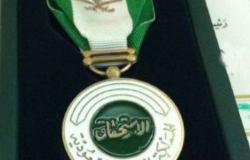 منح ميدالية الاستحقاق من الدرجة الثانية لــ6 مواطنين ومقيمين اثنين