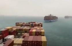 شاهد من مصر.. توقف الملاحة بقناة السويس بعد جنوح سفينة ضخمة