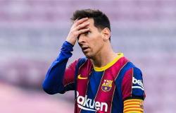 دموع على أسوار نادي برشلونة .. الجماهير تنهار بسبب رحيل ميسي (فيديو)