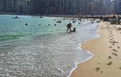 «سياحة الإسكندرية»: البحر مضطرب.. و6 شواطئ آمنة للسباحة (صور)