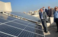 رئيس جامعة الزقازيق يتفقد خلايا الطاقة الشمسية بكلية الهندسة
