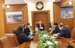 محافظ بورسعيد يتابع آخر تطورات الموقف الحالي مع لجنة إدارة كورونا بالمحافظة