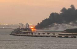 روسيا: تفجير شاحنة أدى إلى اشتعال خزانات الوقود المقطورة على جسر القرم