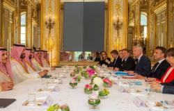 ولي العهد والرئيس الفرنسي يعقدان اجتماعا موسعا في  قصر الإليزيه