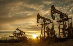 النفط يهبط 2% بعد توقعات ضعف الطلب الصيني