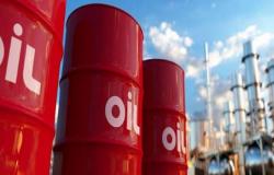 النفط يتراجع بنهاية تعاملات الجمعة مع تسجيل خسائر للأسبوع الثالث على التوالي