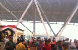بالصور.. توافد العشرات على المطار لاستقبال بعثة منتخب مصر لألعاب القوى