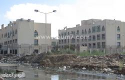بالصور.. مياه الصرف الصحى والقمامة تحاصر كلية طب بورسعيد