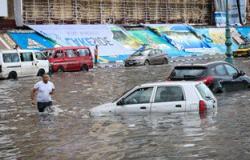 أصحاب محلات بالمحلة يرفعون مياه الأمطار بالجرادل ويلقوها أمام مجلس المدينة
