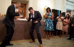 أوباما يرقص "تويست" فى البيت الأبيض احتفالاً بالعام الجديد