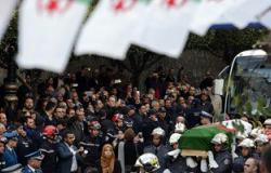 بالصور.. الجزائر تودع آخر قادة حرب الاستقلال فى جنازة شعبية ورسمية