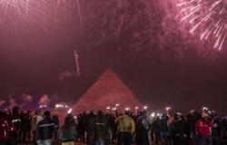 بالصور..وكالة الأنباء الفرنسية تبرز احتفالات رأس السنة تحت سفح الأهرامات