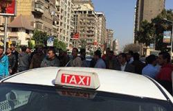 سائقو التاكسى الأبيض يقطعون الطريق أمام مجلس الدولة