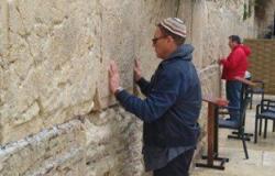 فان دام يزور حائط البراق ويرتدى القلنسوة اليهودية