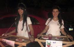 بالصور.."سارة و ميار"يقتحمان سوق العمل ببيع عصير البطيخ بشوارع مصر الجديدة