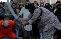 بالصور.. داعش يقطع رقبة رجل سورى فى الرقة بتهمة "الاستهزاء بالإسلام"