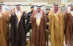 الملك سلمان يؤدى صلاة الجنازة على الأمير منصور بن فيصل بن سعود فى مكة