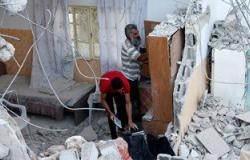 فلسطنيون يتفقدون منزل القيادى محمد الفقيه بعد مقتله على يد القوات الإسرائيلية