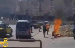 بالفيديو : سائق تاكسي "يشعل النار" في نفسه بسبب غلاء الأسعار "بالإسكندرية" ...