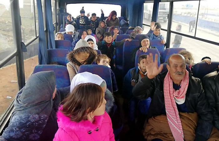 7000 لاجئ سوري عادوا من مخيمات الأردن منذ افتتاح معبر نصيب (فيديو + صور)