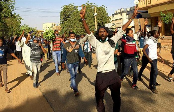 الشرطة السودانية تطلق الغاز المسيل للدموع على المحتجين في أم درمان