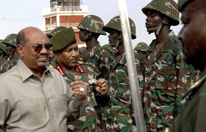 احتجاجات السودان... ماذا قال قادة الجيش بعد إعلان البشير استعداده لتسليم الحكم