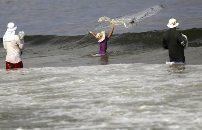 أمواج البحر تقذف 6 صيادين مصريين إلى وسط غزة