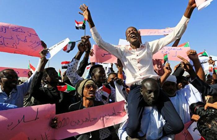 الشرطة السودانية تطلق الغاز على مسيرة متوجهة صوب القصر تطالب برحيل البشير