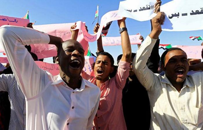 المهدي يعلن: "الثورة مباركة" في السودان