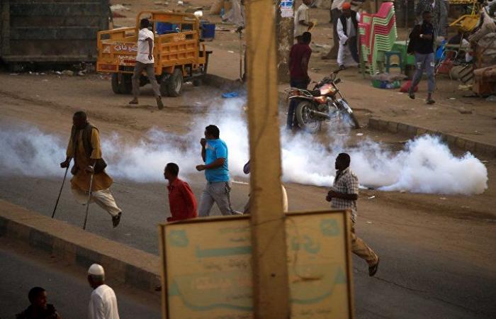 الشرطة السودانية تطلق قنابل الغاز على المحتجين